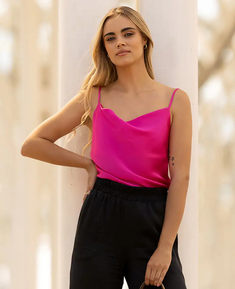 Seidentop mit Ausschnitt Wasser – vivid pink